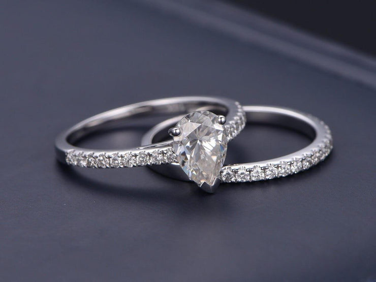Pear cut 1.50 Carat Moissanite and Diamond Bridal Ring Set 