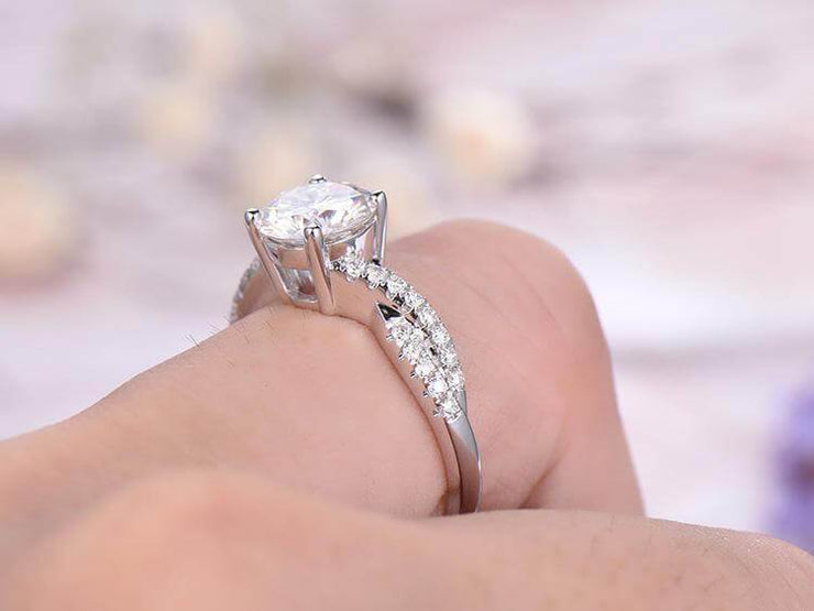 Infinity style 1.25 Carat Round cut Moissanite and Diamond Ring 