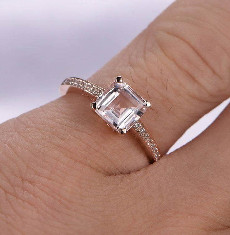 Vintage Design 1.25 carat Morganite Engagement Ring with Diamonds for Women